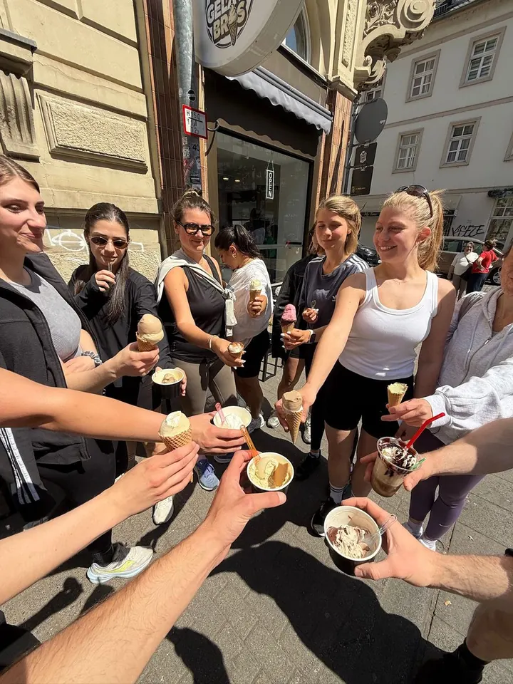Gruppe stößt nach dem Training mit Eis an
