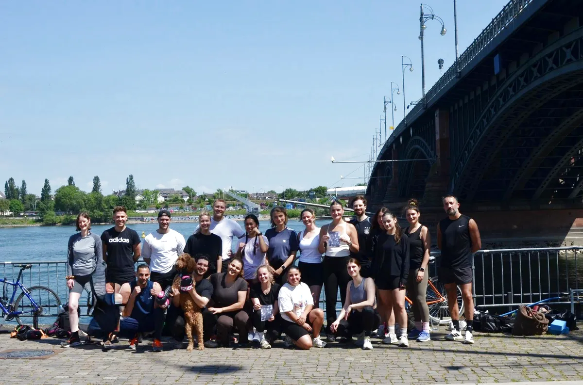 Gruppenfoto nach einem Boxing-Event am Rheinufer in Mainz